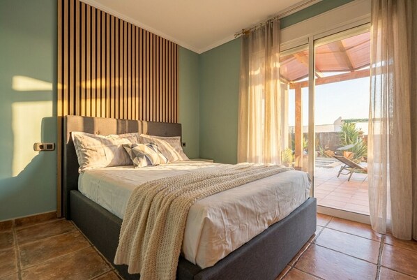 4 bedrooms, iron/ironing board, WiFi, bed sheets - Sea View Villa | Pool BBQ & Beach - Barcelona (Calafell)