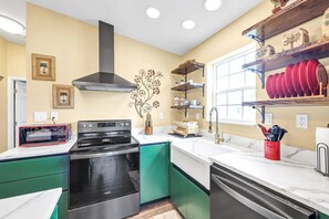 Mikrowelle, Ofen, Herdplatte, Geschirrspüler