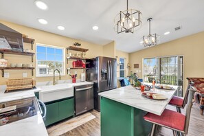 Mikrobølgeovn, ovn, kokeplater og oppvaskmaskin