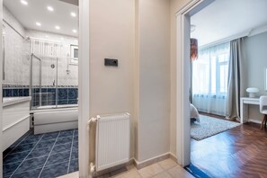 Haartrockner, Handtücher, Seife, Toilettenpapier