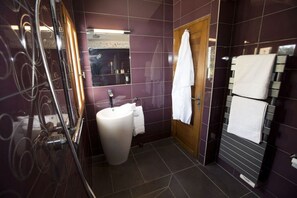 Gratis toiletartikler, hårtørrer, badekåber, håndklæder