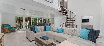 Island Sol: Secluded 4 BR Paradise with Salt Water Pool, Walk to the Village