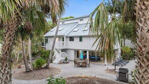 Outdoor dining - Island Sol:  Secluded 4 BR Paradise with Salt Water Pool, Walk to the Village (Siesta Key)