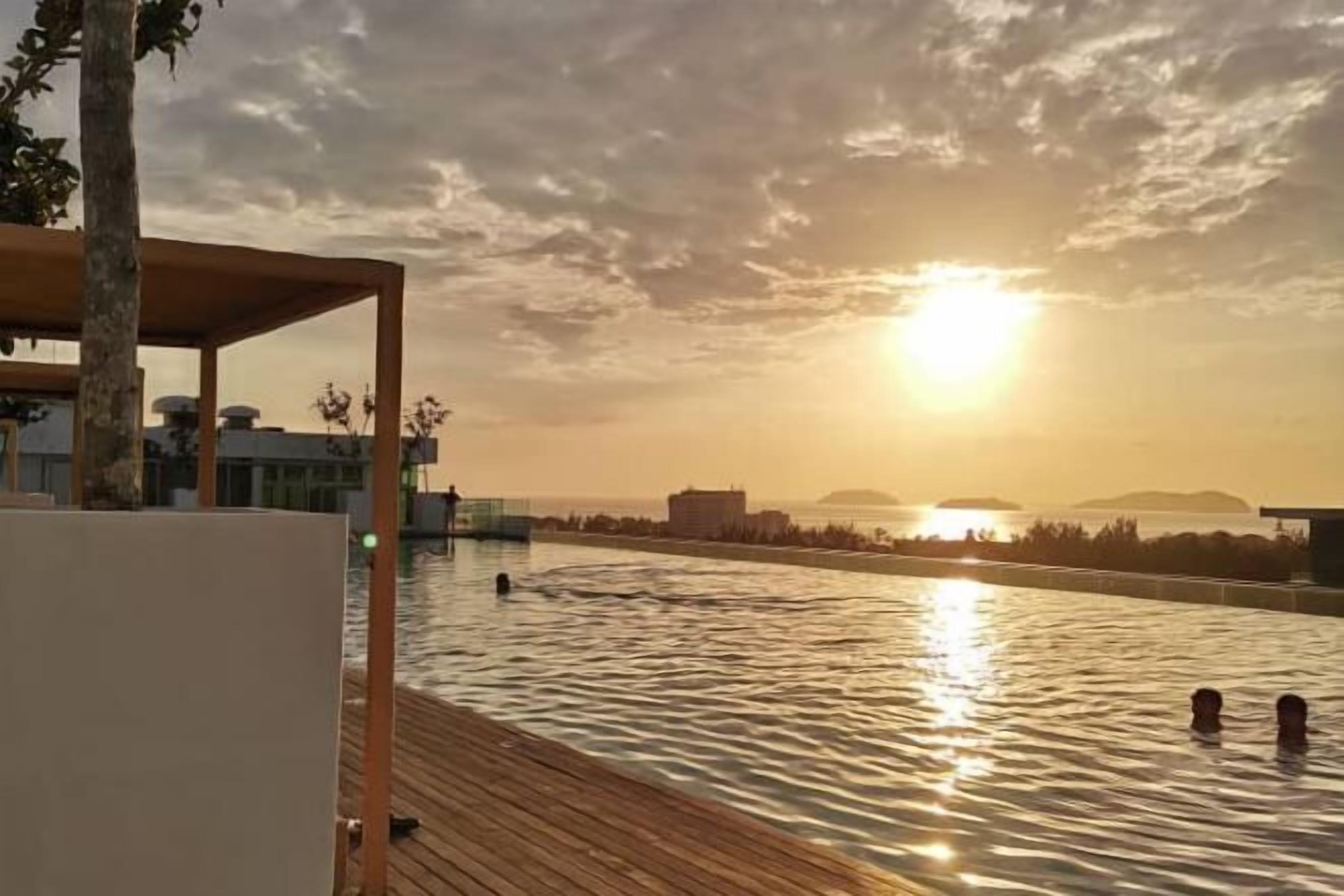 Hồ bơi ngoài trời