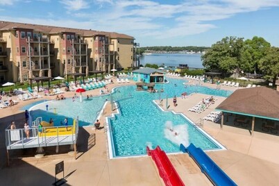 Anchors Away Getaway: Clean, sleeps 10, family fun, waterpark, fully stocked!
