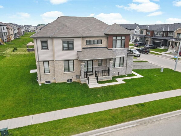 Exterior - Niagara Getaway: 4 BDR• Mins from Falls & Wineries (Thorold)