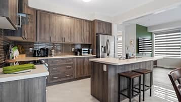 Mikrobølgeovn, ovn, kokeplater og oppvaskmaskin