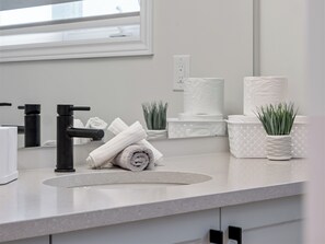Shower, jetted tub, hair dryer, towels - Niagara Getaway: 4 BDR• Mins from Falls & Wineries (Thorold)