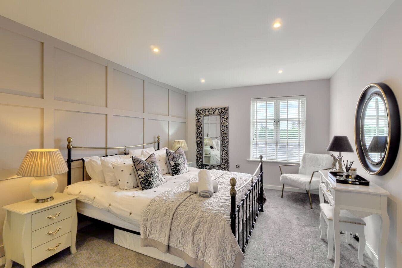 2 bedrooms, desk, iron/ironing board, WiFi