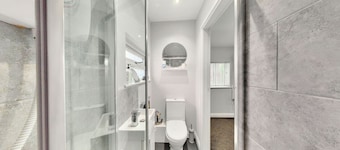 Charming guesthouse for two with private parking and en-suite