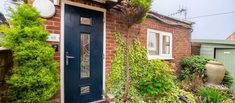 Charming guesthouse for two with private parking and en-suite