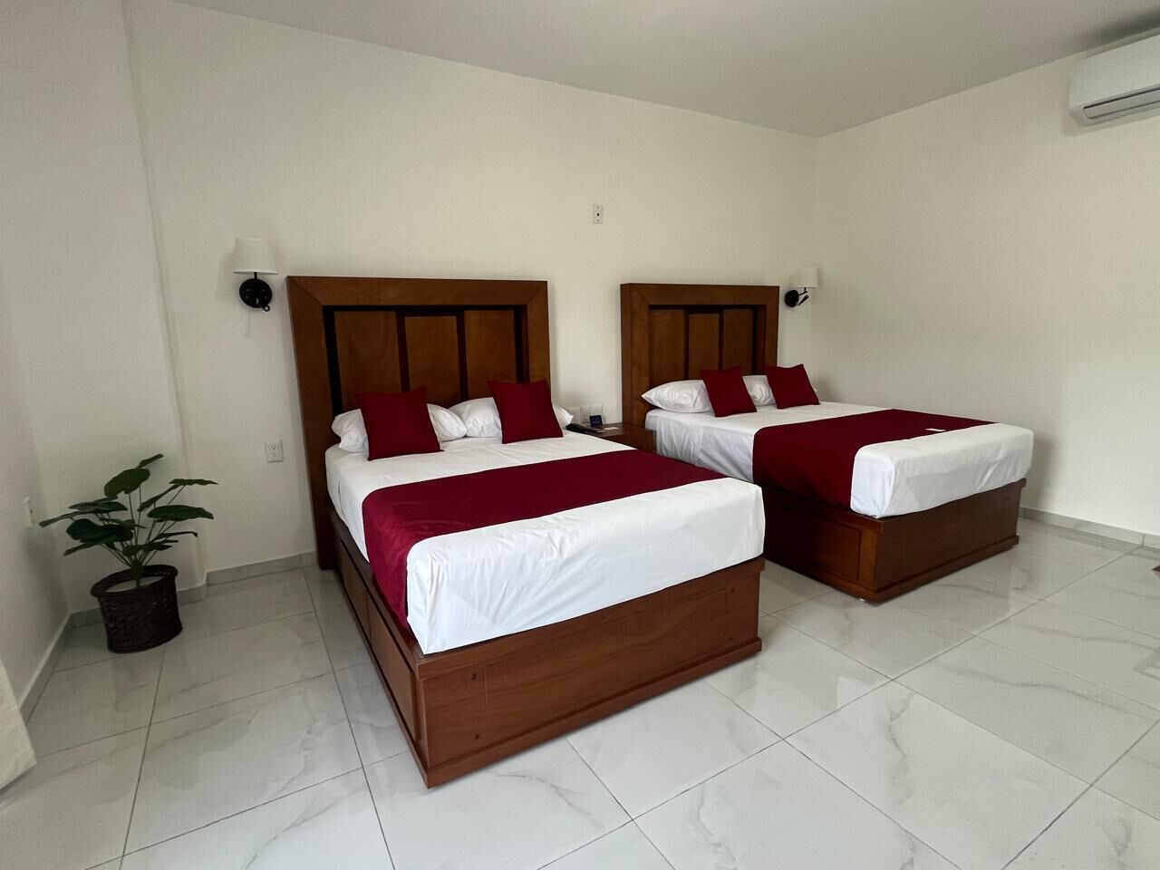 Cofres nos quartos, escrivaninha, espaço de trabalho para notebook