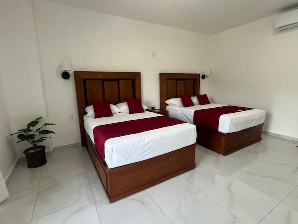 Zimmersafe, Schreibtisch, laptopgeeigneter Arbeitsplatz