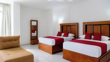 Habitación doble Deluxe, 2 camas matrimoniales | Caja de seguridad en la habitación y escritorio