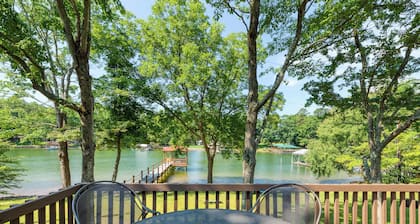 Updated & Beautiful Lakefront Cottage on Deep-Water Cove! Bring Your Boat!