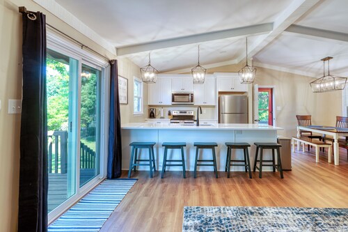 Beautiful & Updated Lakefront Cottage on a Peaceful Deep-Water Cove!