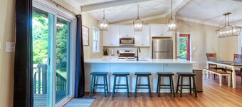 Beautiful & Updated Lakefront Cottage on a Peaceful Deep-Water Cove!