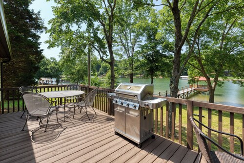 Beautiful & Updated Lakefront Cottage on a Peaceful Deep-Water Cove!