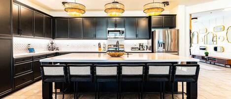 冷蔵庫、電子レンジ、オーブン、コンロ