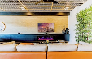 Televisión, chimenea y oficina