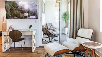 Televisión, chimenea y oficina