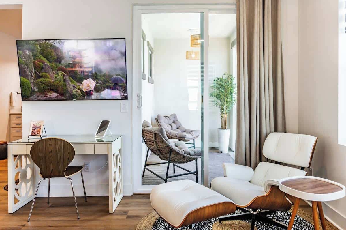 Televisión, chimenea y oficina 