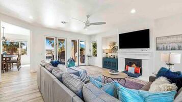 Televisión, chimenea y oficina