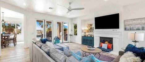 Televisión, chimenea y oficina