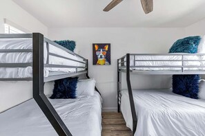 5 Schlafzimmer, Schreibtisch, Bügeleisen/Bügelbrett, Reisekinderbett