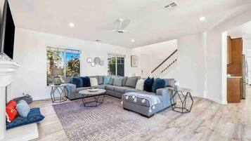 Een televisie, een open haard en een kantoor