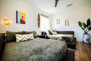 7 slaapkamers, een bureau, een strijkplank/strijkijzer, reisbedje