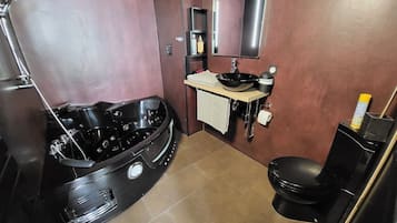 Tina de hidromasaje, toallas, jabón, papel de baño