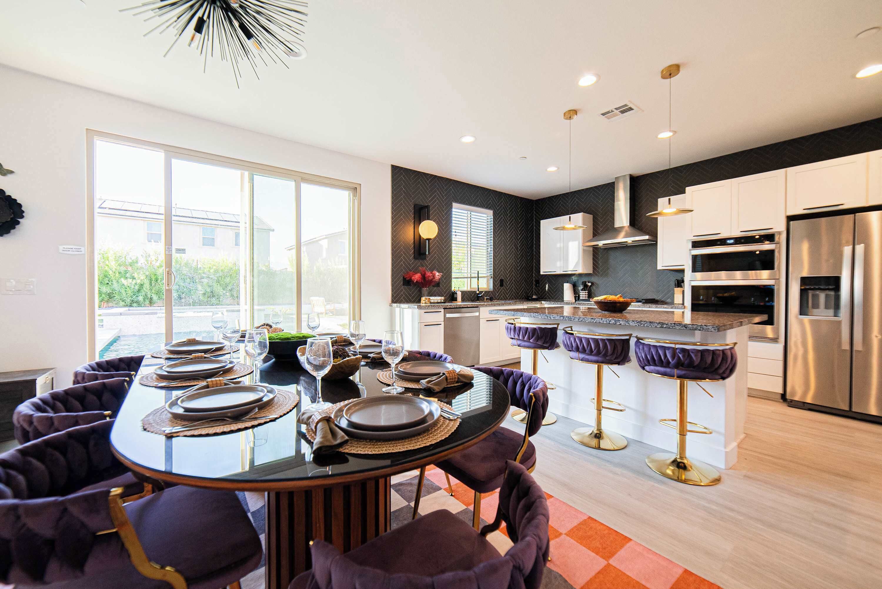 冷蔵庫、電子レンジ、オーブン、コンロ