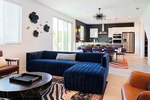 电视、壁炉、立体声音响、办公室