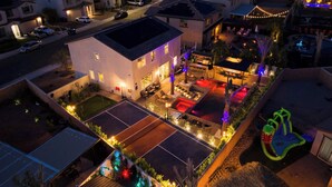 Een wooneiland met een tennisbaan, een terras en een zwembad.