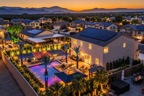 Un quartier résidentiel avec des maisons, une piscine et un court de tennis.