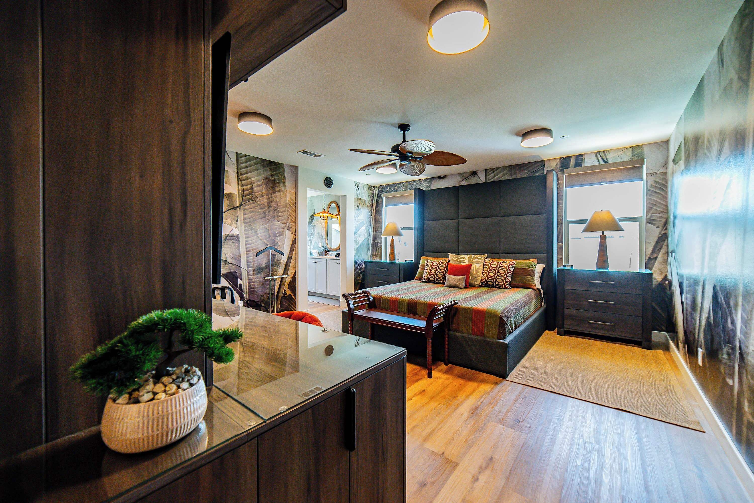 6 slaapkamers, een bureau, een strijkplank/strijkijzer, reisbedje