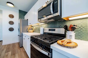 Refrigerador, microondas, horno y parrilla de estufa 