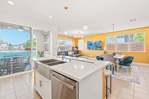 Interior - 5 bedroom lake house DISCOUNTS!! (Indio)