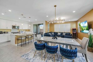 Interior - 5 bedroom lake house DISCOUNTS!! (Indio)