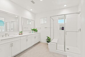 Shower, hair dryer, towels, shampoo - 5 bedroom lake house DISCOUNTS!! (Indio)