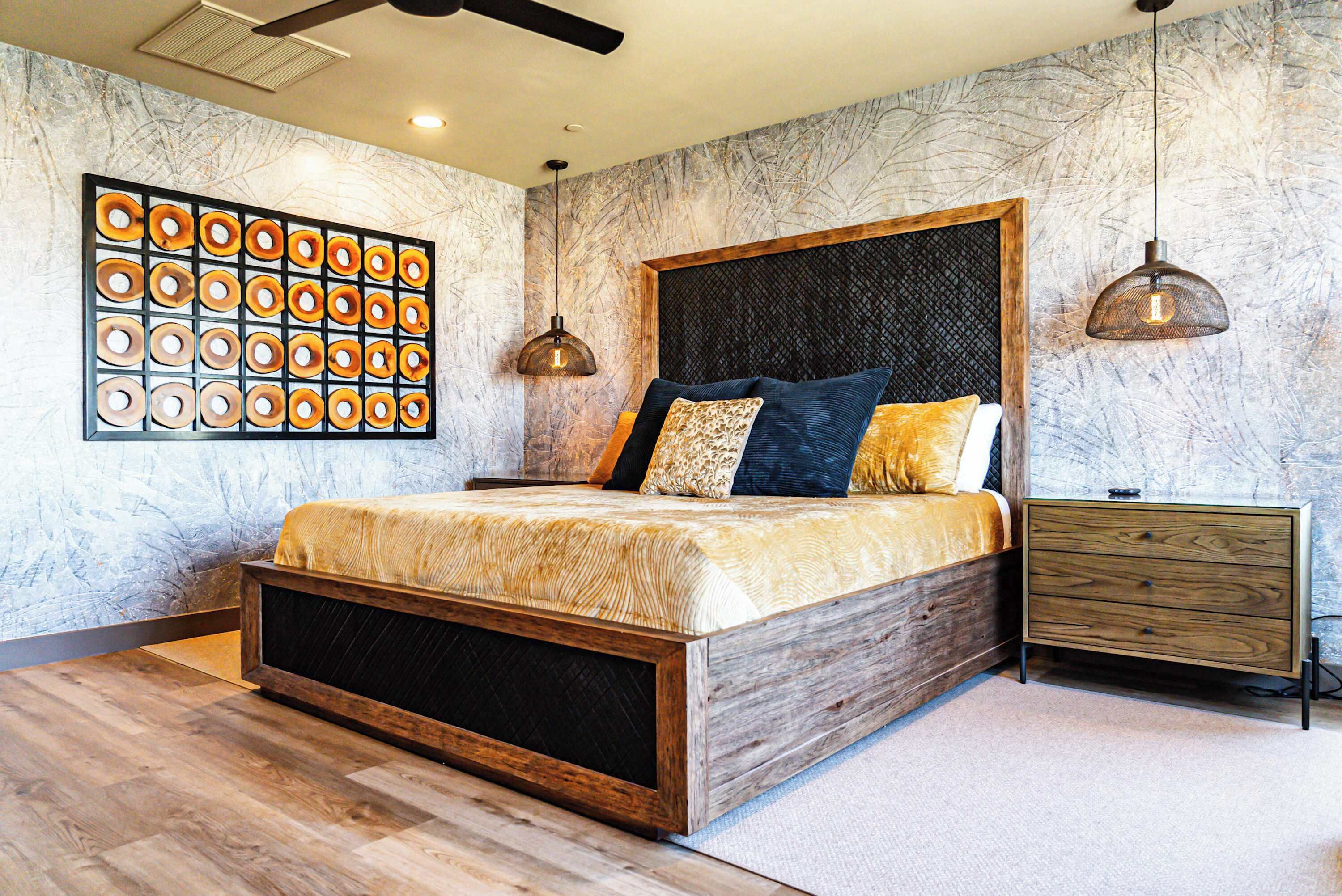 7 間睡房、書桌、熨斗/熨衫板 、可攜式嬰兒床