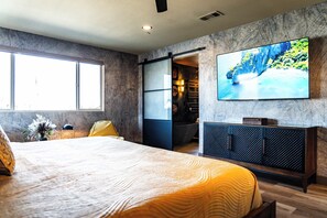 7 habitaciones, escritorio y tabla de planchar con plancha 