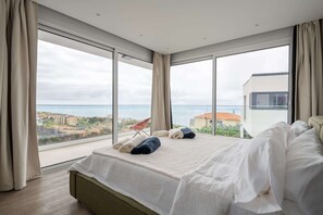 3 bedrooms, iron/ironing board, internet, bed sheets