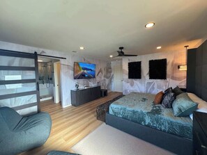 7 bedrooms, desk, iron/ironing board, travel cot