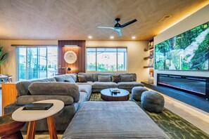 Televisión, chimenea, estéreo y oficina 