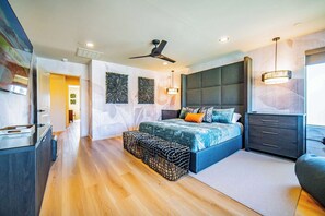 7 Schlafzimmer, Schreibtisch, Bügeleisen/Bügelbrett, Reisekinderbett