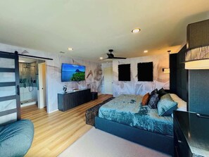 7 dormitorios, escritorio, tabla de planchar con plancha y cuna de viaje