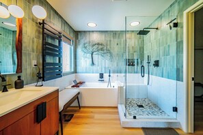 Shower, hair dryer, towels, shampoo - Villa Secreta! 7 BEDROOM SLEEPS 15! (Coachella)