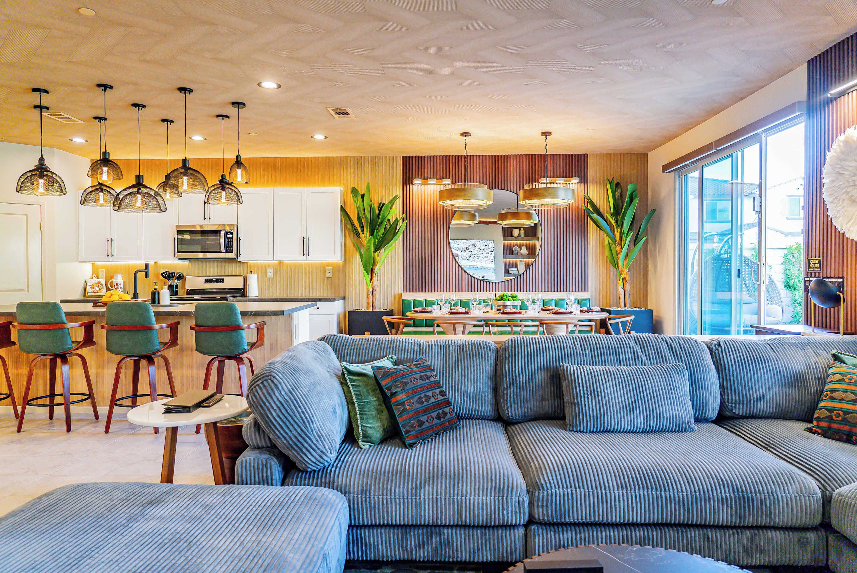 Televisie, een open haard, boeken en een kantoor